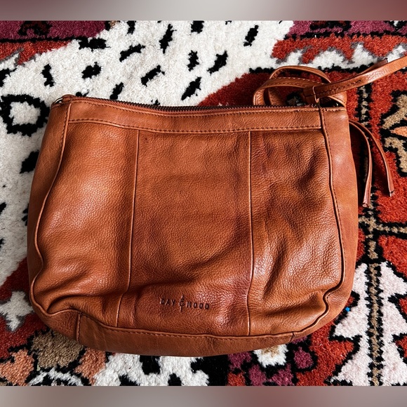Classic Brown Leather Shoulder Bag with Ruched Detailing - Picture 2 of 9